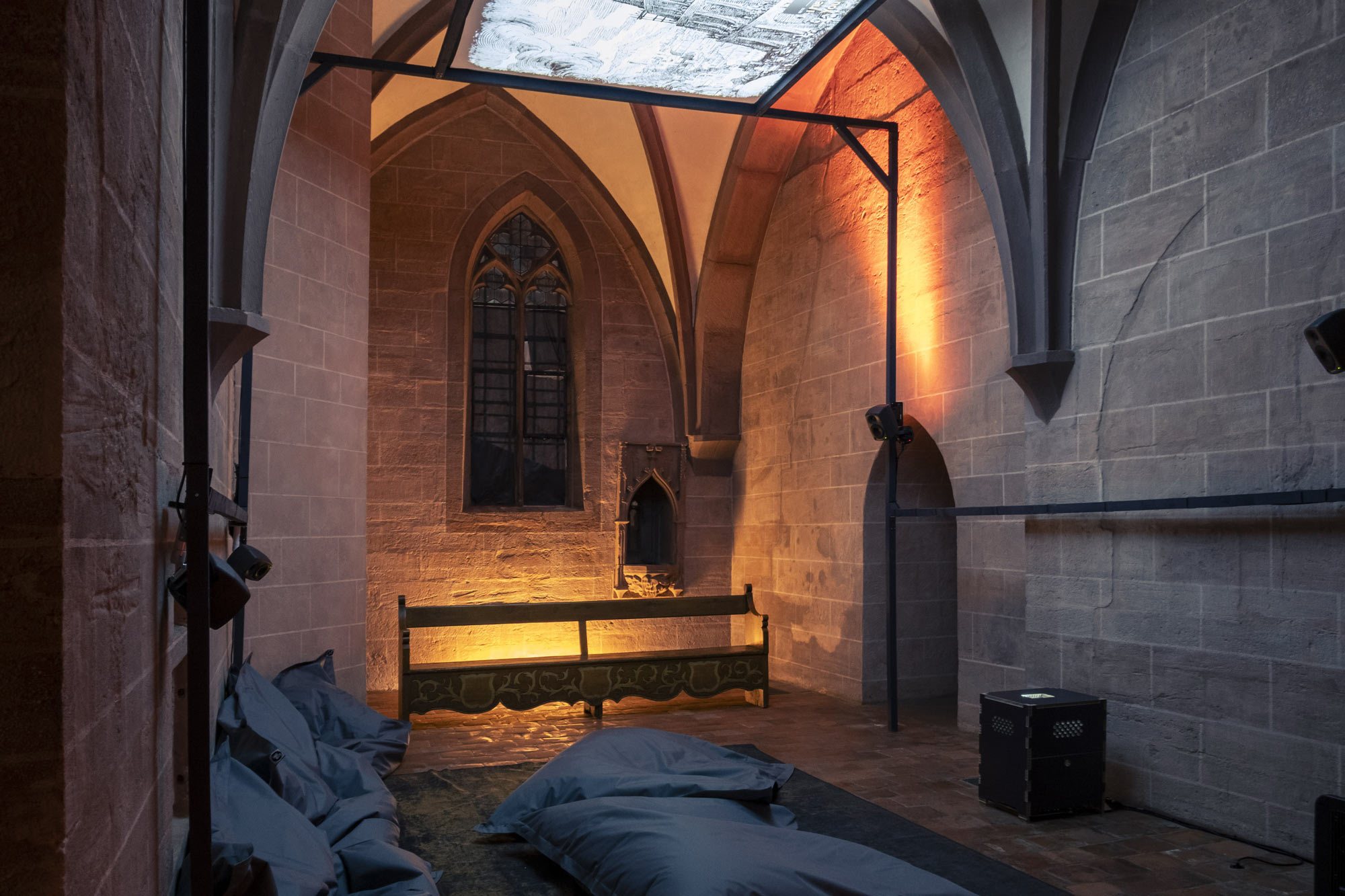 Ausstellungsgestaltung von ICONIC! mit historischen Bildtafeln