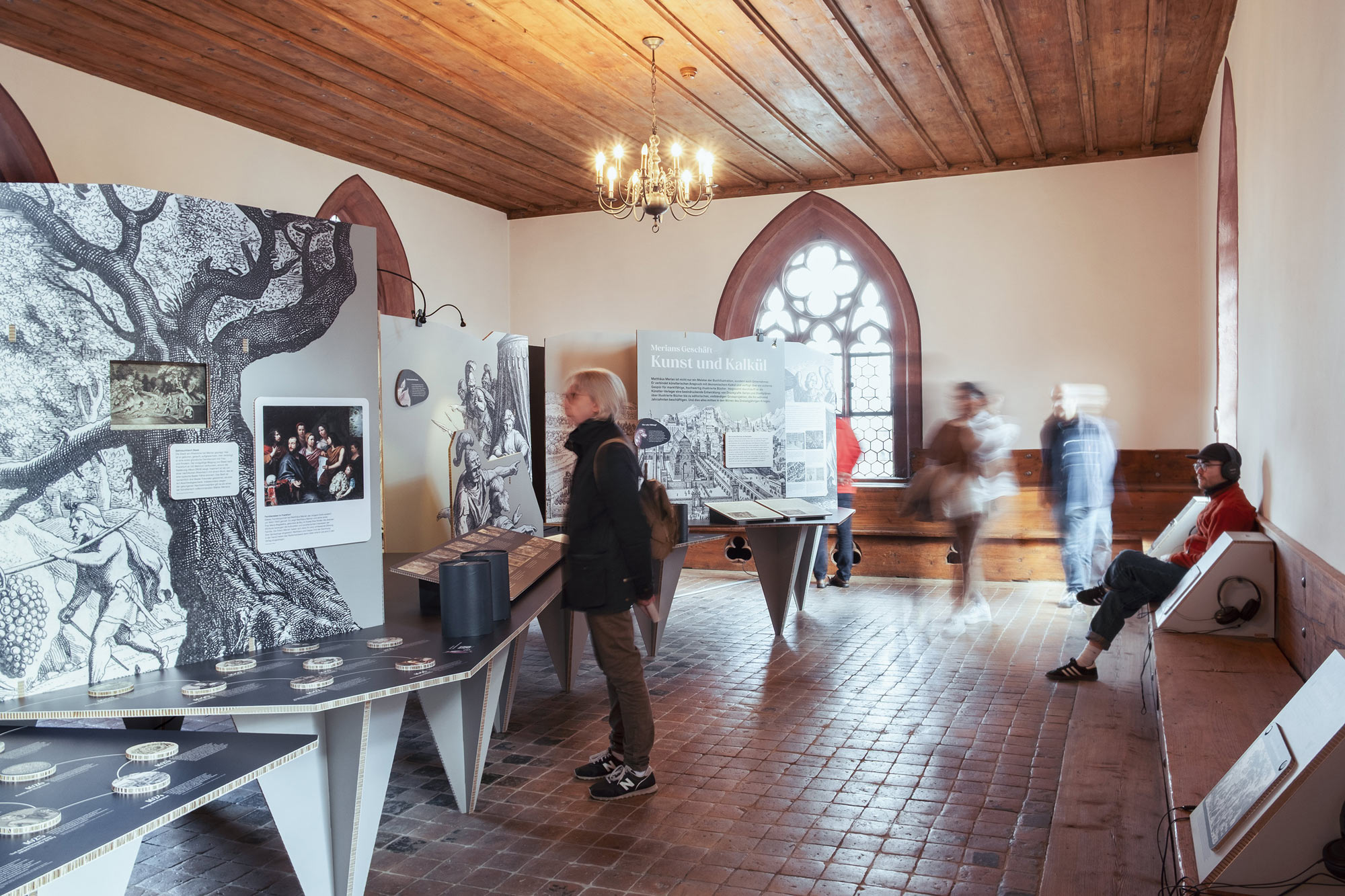 Ausstellungsraum mit Kupferstich-Illustrationen von Matthäus Merian