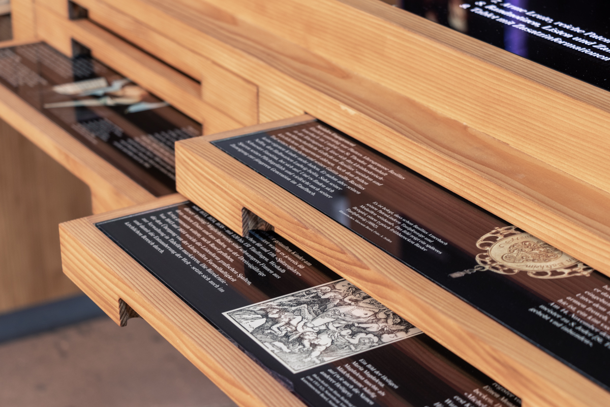 Beschriftung der historischen Taufbücher in der Theodorskirche